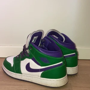 jordan 1 hulk - jordans 1 i nyttskick,köptes i somras för 2000kr och nu säljs dom för 3500kr lite smutsig sula säljer den för 1500kr kunden står för frakten