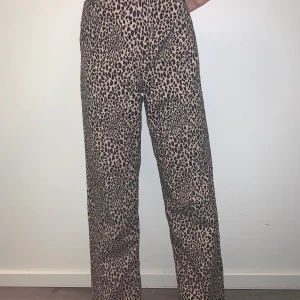 Oversized leopard mönstrade jeans  - Jag beställde dessa jeans för mindre än en månads sen och har aldrig haft på mig dem eftersom dem inte passat. Jag är 1,66 cm lång och dessa jeans passar mig inte riktigt. Dem är lite för stora vid midjan och lite för korta. Leverans-frakt: 50 kr, om du vill mötas så behöver du inte betala frakt! 