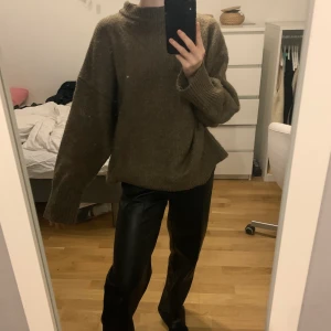 Stickad zara tröja - Säljer denna bruna oversized stickad tröja ifrån zara!