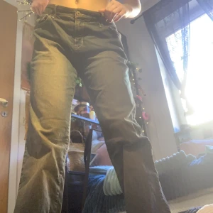 Bruna vitage low waist jeans - As najs secondhand jeans! De är brunare i verkligen. Jag tycker dom är så snygga men tyvärr har jag för många jeans. 