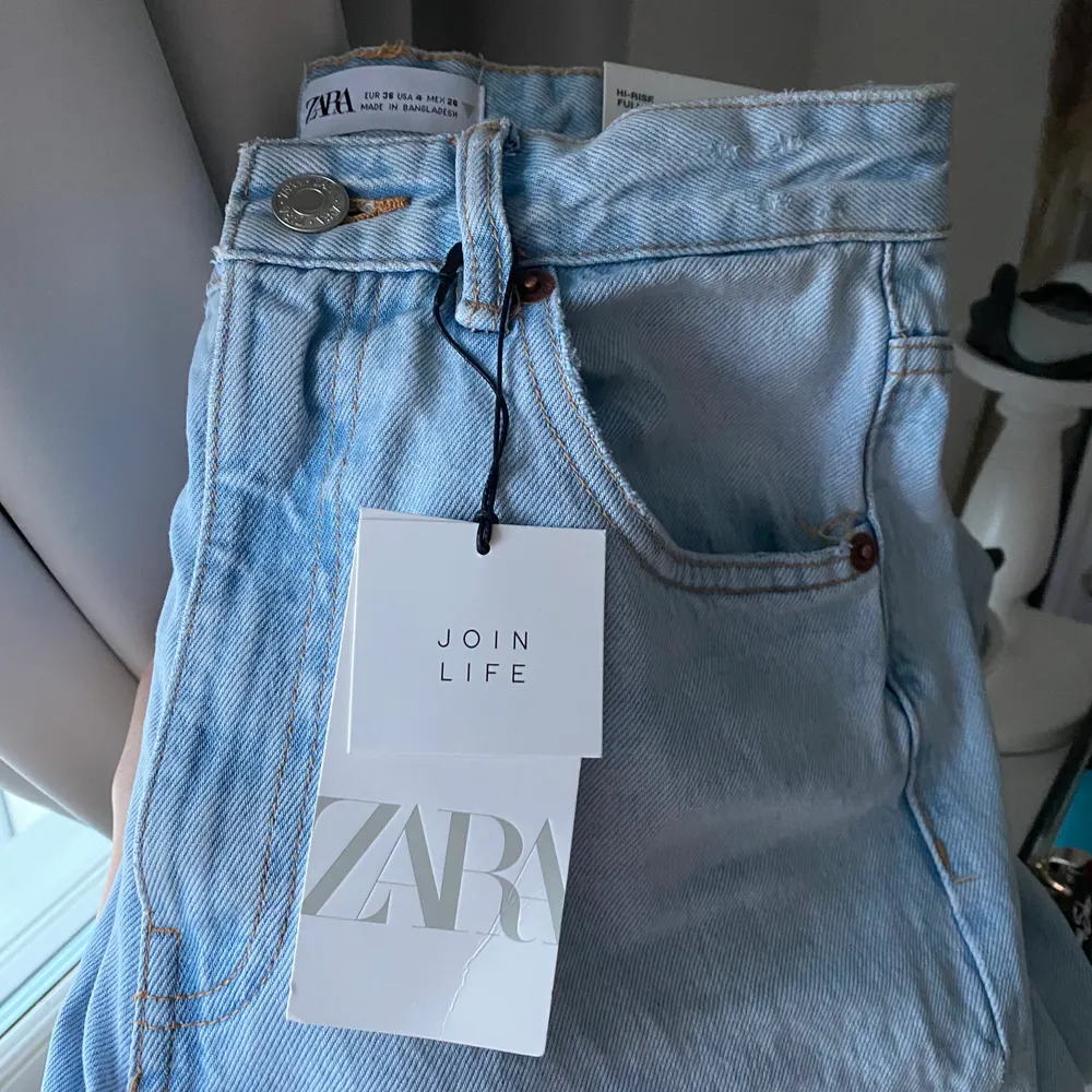 Säljer ett par helt nya och oanvända jeans från Zara, perfekt blå färg och passform (Storlek 36)           250 kr! . Jeans & Byxor.