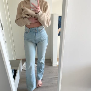 Weekday jeans  - Ett par ljusa jeans med sned dragkedja från weekday. Storlek: W 28/ L 32. Använda en gång 