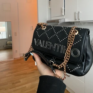 VALENTINO VÄSKA - Säljer min älskling efter att ha varit min bästavän så länge😭😭😭😭😭 säljer den för 300kr då den är hyfsat använd, men fortfarande i fint skick❤️ inköpt för 2000kr, fraktas men du står för frakten😋 Bud gäller ifall det blir fler intresserade BUD AVSLUTAS 17 mars 23.59HÖGSTA BUD 350kr