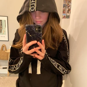 Hoodie från Maje - En unik hoodie från maje som jag inte använt så mycket alls. Säljer för 650kr + frakt🙌🏼 storlek 0. (Passar en xs-m)