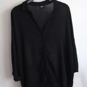 ASOS tshirt - 3 kvarts ärm. Svart topp med knappar framtill. Avslappnad look. ☀️