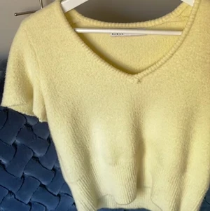 Gul söt tröja från zara - Tröja med avklippta ärmar från zara! Supermysig och fint skick💕💕 bud på 180!