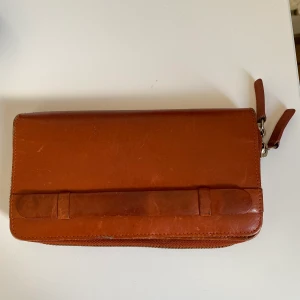 Tiger of sweden plånbok - Supersnygg plånbok från tiger of Sweden köpt för 1200 på Thernlunds. 