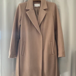 Kappa  - Säljer min beiga kappa då den inte används längre. Den är i storlek 34 men den passar 36 också, Köparen står för frakten❤️❤️