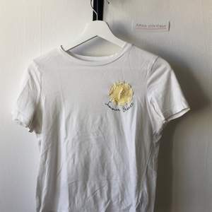 Gullig t-shirt från Bikbok. Storlek small och i fint skick🌻☀️