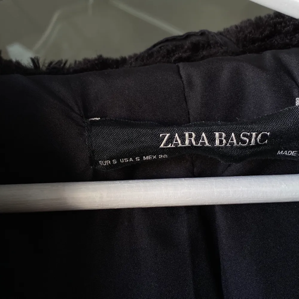 Felfri jacka från Zara, mysig och skön, perfekt för vår och höst. . Jackor.