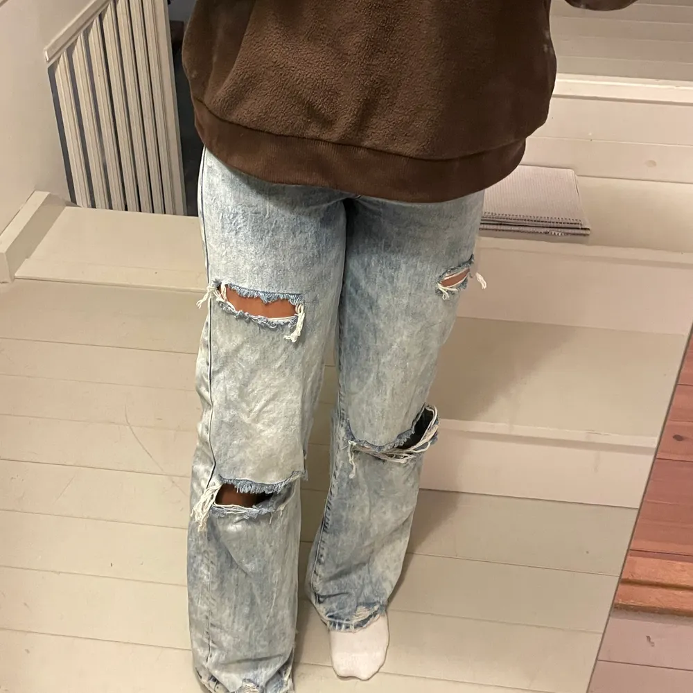 Ljusblåa jeans med hål och slitningar. Använd 2 gånger, säljer för att beställde fel storlek och passar då inte längre.. Jeans & Byxor.