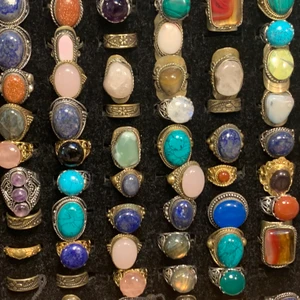 Ringar i mässing med olika stenar 🪨 📿💜🔮🌷 - Olika stora handgjorda ringar i mässing med äkta kristaller💜🪨Skriv och fråga för info om stenen! Dom utan sten kostar 100kr och med 150kr! Betalning via swish!  De kostar så som de gör eftersom de är hemplockade och noggrant utvalda från Indien🪴 