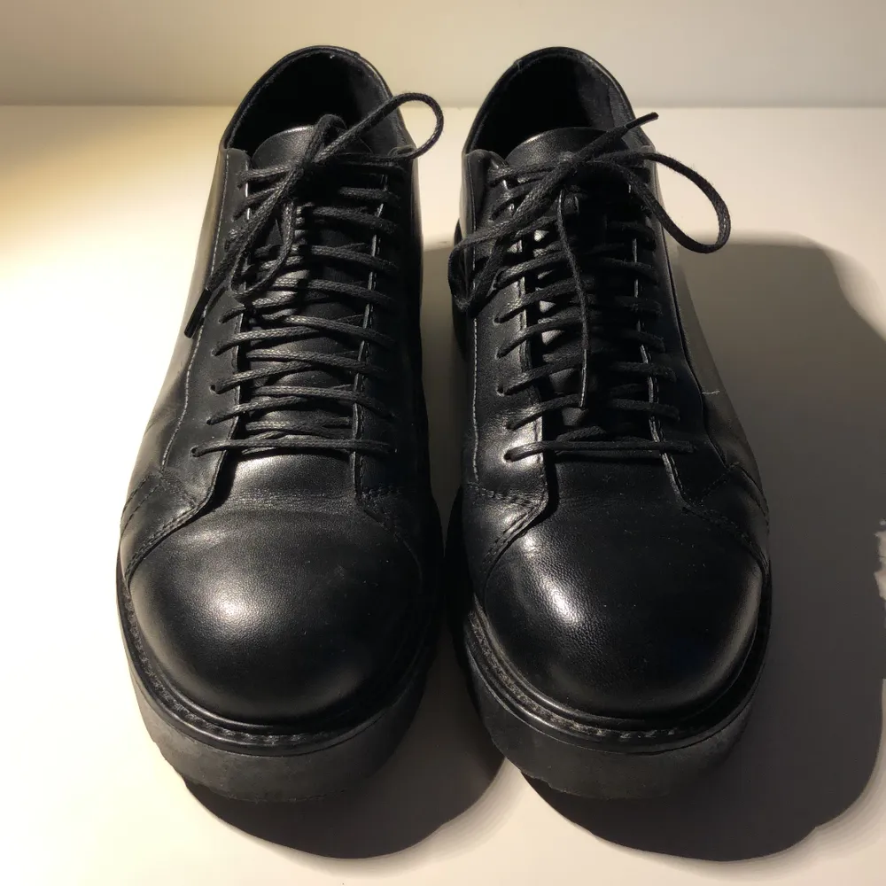 Mycket fina svarta skor i väldigt bra skick som knappt använts. Storlek 35 men passar även mig som har skorstorleken 37. Fraktas (köpare står för frakt. Skor.