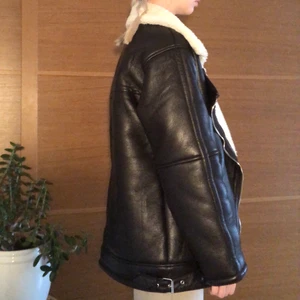 Nakd, oversize brun/svart jacka, strl 36 - Superfin oversize skinn jacka med ”fluff” foder. Köpt på NA-KD och knappast använd! 🧚🏻‍♀️