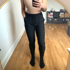 Byxor, (mjuka) kostymbyxor - Only / Vero Moda  - Mjuka ”kostymbyxor” från Only/Vero Moda. Resår i midjan och i ett stretchigt material. Storlek M/32 i längd, passar S beroende på önskad passform. I gott skick. Köparen står för frakt som tillkommer 📬