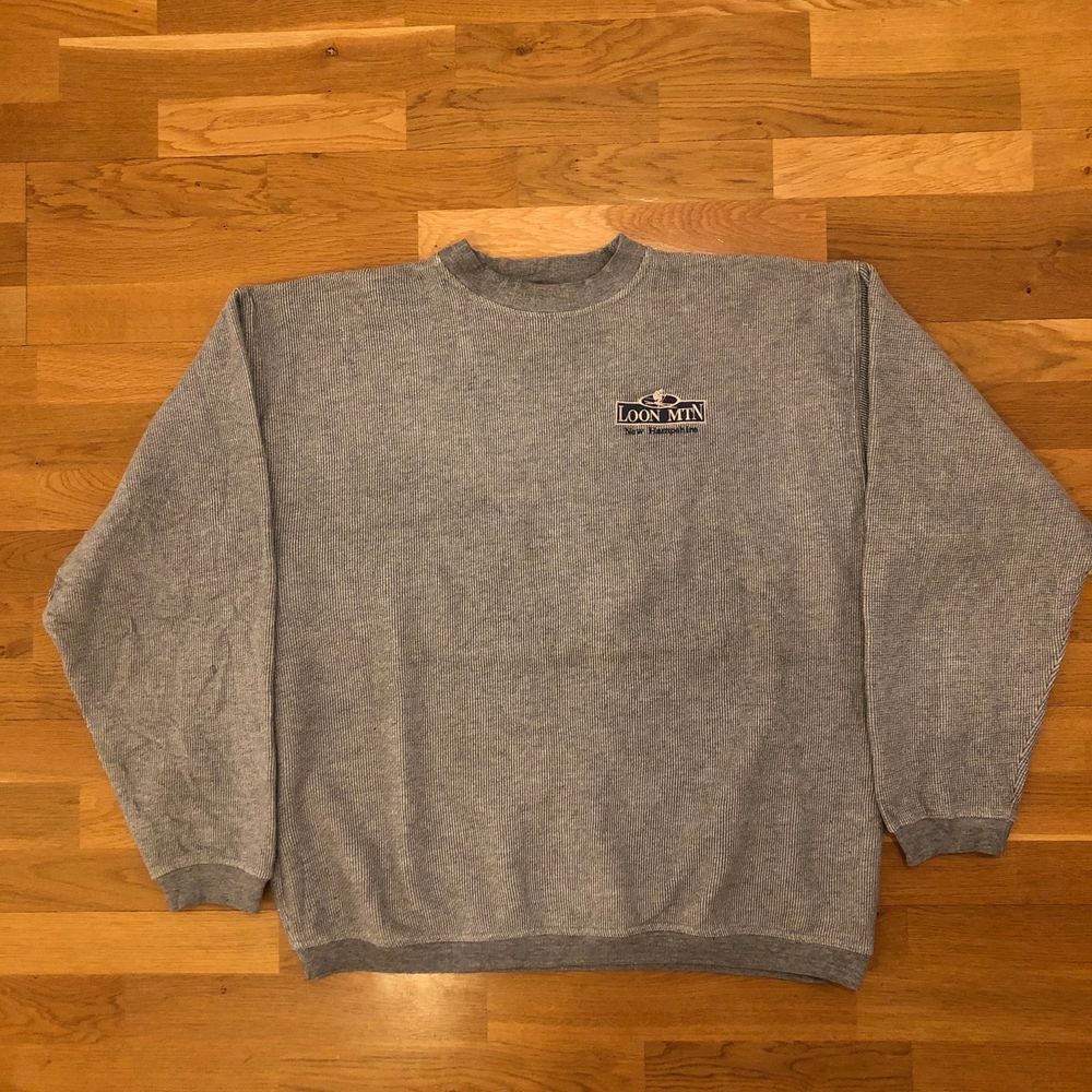 Vintage sweatshirt frĂ„n ett ski resort i New Hampshire, Loon MTN. Tröjan Ă€r i bra vintage skick, dock Ă€r den vĂ€lanvĂ€nd och det finns flĂ€ckar. De gĂ„r mest troligen bort i tvĂ€tten och detta Ă€r reducerat i priset. Tröjan Ă€r frĂ„n tidigt 00-tal och Ă€r en riktigt snygg tröja oavsett flaws. Tröjan Ă€r XL och skulle sĂ€ga att den Ă€r tts. Det Ă€r bara att skriva om du undrar nĂ„got och vill ha bilder etc, lĂ€s gĂ€rna bio innan dock! đ«đâ·. Tröjor & Koftor.