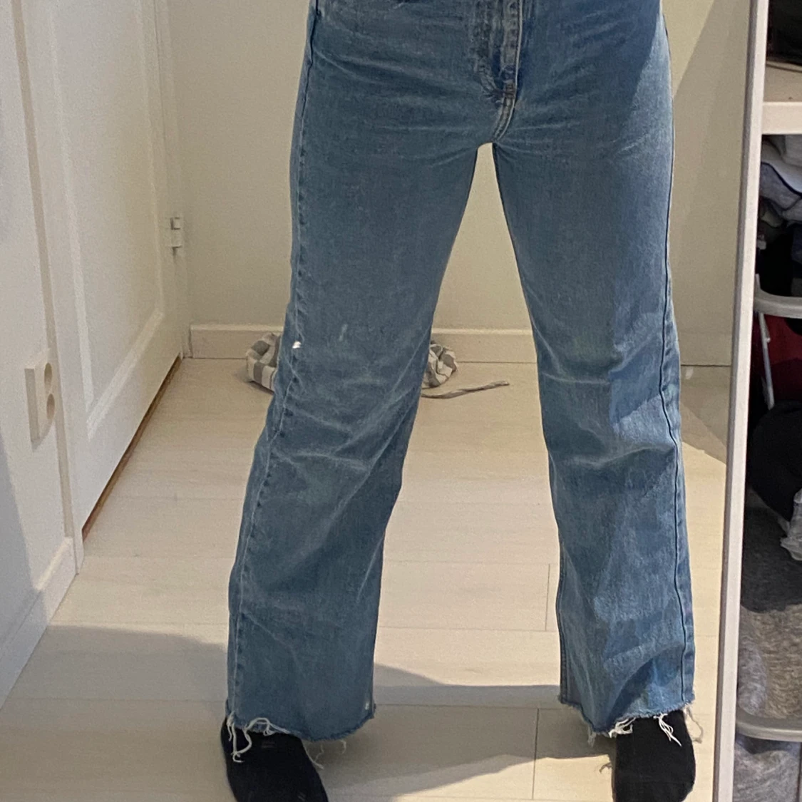 Blåa klippta pull and bear jeans