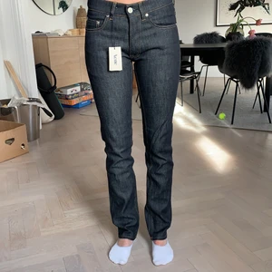 Acne Studios Jeans storlek  28 i midjan och 32 i längden. - Ett par oanvända Acne jeans i storlek 28,32. Original pris 1099kr. Jag är 170 cm. 💟💟