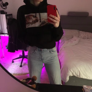 Hoodie - Super fin hoodie från The Cool Elephant. Bra skick och sparsamt använd! Luvan är lite tajt men hoodien är bekväm och sitter som en S. ⚡️🤛🏻