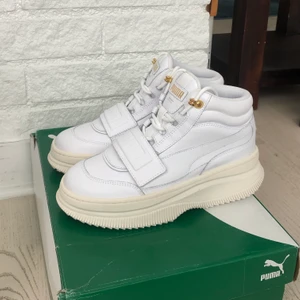 Puma skor - Oanvända i storlek 38 (lite för små för mig och kan inte returnera), kommer i lådan! Kan dela frakt om köpare bor utanför Sthlm.