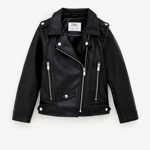 Skinnjacka zara - Supercool skinnjacka från zara. Köpt på pojk avdelningen i största stl men skulle säga att den motsvarar en xs då jag kan ha den med tjocktröja under. Köptes för 349kr säljer för 120kr💜