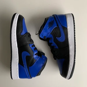 Jordan 1 Mid Hyoer Royal (36) - Säljer ett par oanvända Jordan 1 Mid Hyper Royal för 1399. Äkta såklart.                                                          Kan mötas på Östermalm eller skicka oftast samma dag eller dagen efter