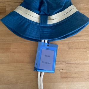 Acne solhatt - Säljer en blå solhatt från Acne. Jag fick den i present men dessvärre var den för liten så jag säljer den nu. Aldrig använd. Nypriset var 1600kr