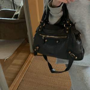 Jättesnygg balenciaga väska. Aningen sliten men inget som märks tydligt. Väskan är äkta men har tyvärr varken dustbag eller kvitto därav priset. 