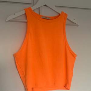 Neon orange linne i stl.L, väldigt stretchig har själv stl.M i toppar. Bra skick! Pris kan diskuteras🥰🥰🥰 