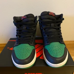 Air Jordan 1 - Air jordan 1 pine green us9/42,5.                                             Bud börjar på 1450kr köp nu 1699kr                                       Kan skicka mer bilder i pm!