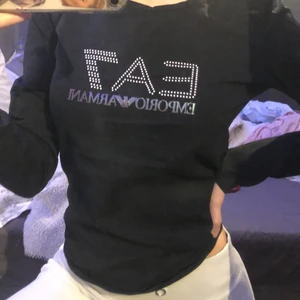 Ea7 tröja  - Säljer min Emporio Armani tröja nu från Zalando i storlek xs köpt för 829 kronor. Texten är as cool och skiftar mellan lilla och blå beroende på ljus. 