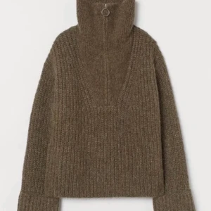 Stickad tröja  - Snygg tröja med dragskedja. Super mysig och trendig🥰 köparen står för frakten. Lånade bilder från en annan tjej på Plick! Passar mig som är M och skulle även säga att dne passar L. 