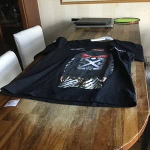 En åkt Suprem T.shirt - En åkt suprem t.shirt som är i mycket bra skick och användade bara en dag.passar till båda kön.Ny pris 999.Finns fler bilder och bud i kommentarna