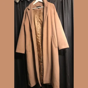 Beige kappa - Beige kappa från Kappahl. Det står M men skulle säga att den är S ungefär.