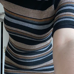 Randig klänning - Jättefin klänning från topshop, klänningen är i storlek 38 men är lite liten i storleken, passar om man har stl XS-S. Jag är 157 cm lång🌸