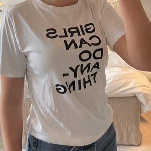 Säljer denna Zadig tshirt ”Girls can do anything” i stl XS! Den sitter snyggt på och materialet är skönt och luftigt. Jag har aldrig använt den och den är i nyskick. Säljer den för 175kr (nypris 900kr!) + frakt EDIT: såld för 190kr