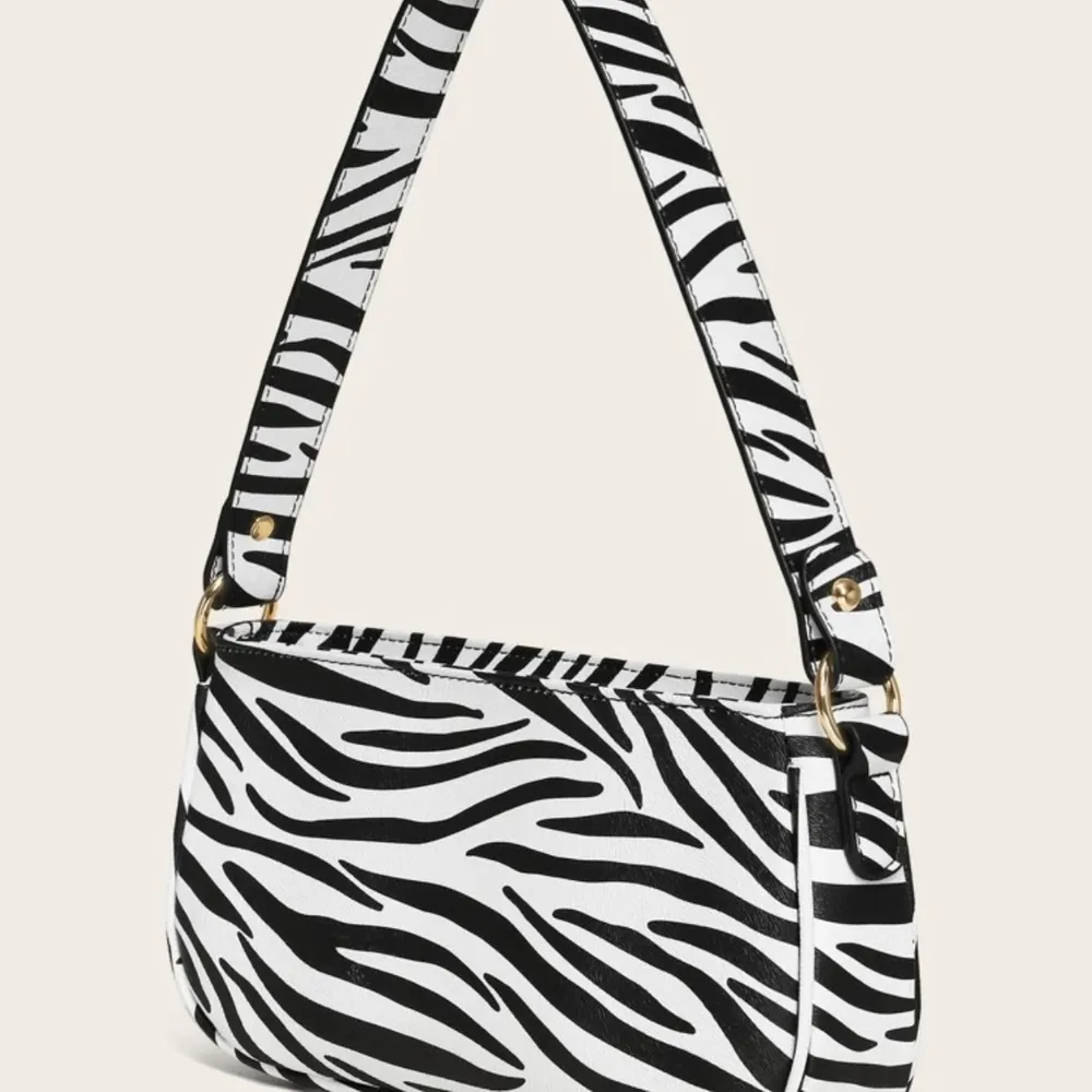 Trendig axel väska med zebramönster som inte kommit till andvändning tyvärr🦓 Liten repa på bandet som jag kan skicka bild på, frakt tillkommer på 30kr. Väskor.