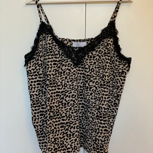 Linne  - Snyggt linne, axelbanden går att minska/ förstora 