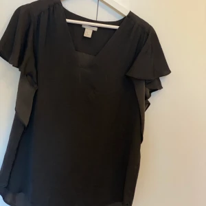Blus  - Svart blus, superskön! 