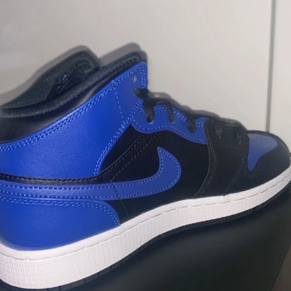 jd sports jordan 1 hyper royal