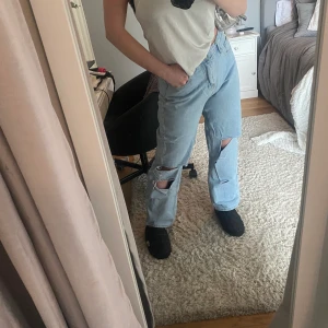 Jeans med slitningar  - Coola jeans med slitningar. Bra skick och går till fötterna på mig som är 170