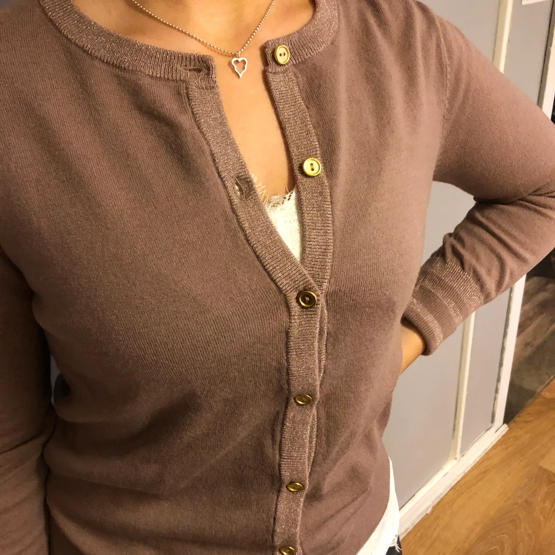 Kofta med guldknappar och gulddetaljer i ärmarna  - 90