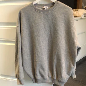 Grå tröja  - Grå tröja från madlady storlek S. Säljer pga för stor