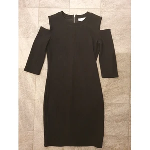 Svart FOREVER21 klänning  - En fin svart klänning i S från FOREVER21! Den är stretchig och materialet är lite tjockt, så den är perfekt för kallare vårdagar 🌸 Den har två cut-outs vid axlarna, vilket gör den lite sexigare 🌟 