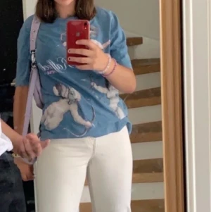 världens finaste tröja från zara - den perfekta t-shirten från zara inköpt 2019. den är verkligen jättefin och har en jättesnygg blå färg. den är inne storlek S men sitter lite mer oversized!💙