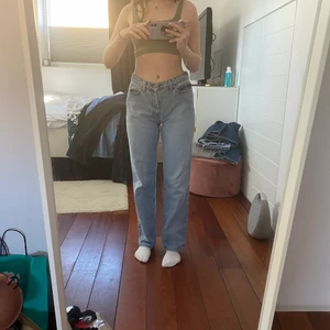 Vintage Tommy byxor  - Världens snyggaste Tommy byxor!! KÄR I DOM. Köpte dom på pop i Malmö men använder knappt dom så tänker att dom kan passa bättre in i någon Annas garderob. 