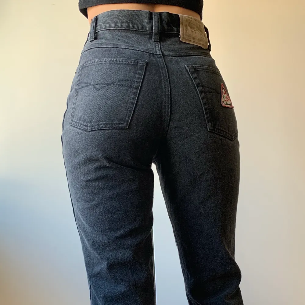 Svarta raka autentiska jeans. Personen på bilden är 163 cm. Vet ej exakt storlek men små i storlek, så skulle säga xs. Nypris: 600 kr säljer för: 250 kr. Jeans & Byxor.