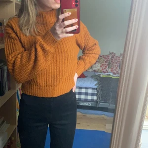 Stickad tröja - Stickad polo-aktig tröja. Fin höstfärg och varm och mysig. Ganska kort