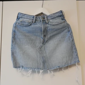 Jeanskjol storlek 36 - Ljus jeanskjol med raw hem på botten från HM. Aldrig använd 