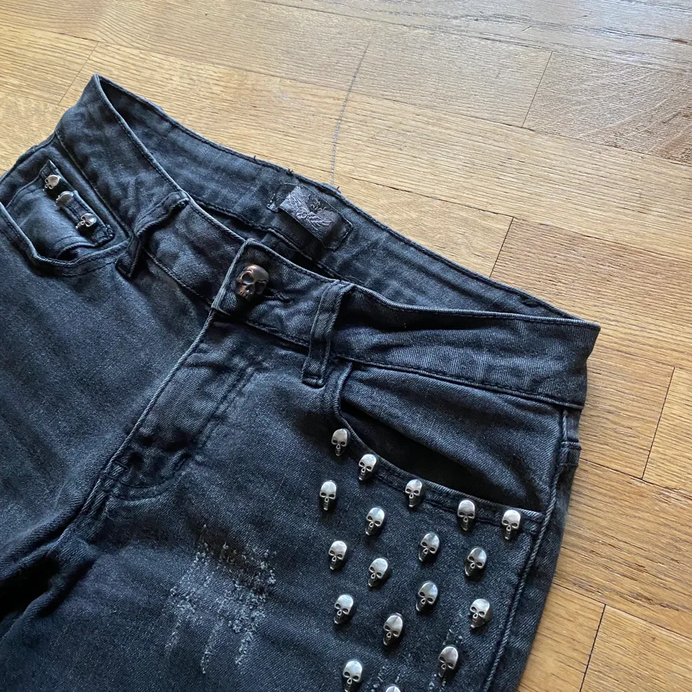 Coola jeans i fint skick med döskalle paljetter i stl. 36. Märket Rock Rebel. Hämtas upp i Malmö eller fraktas för 88kr. Jeans & Byxor.